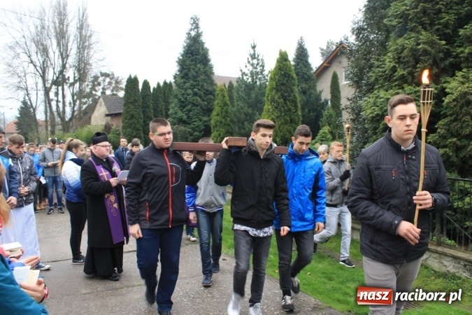 Zdjęcie w galerii na portalu naszraciborz.pl: IV Droga Krzyżowa ulicami Sławikowa wiadomości z regionu