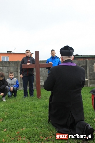 Zdjęcie w galerii na portalu naszraciborz.pl: IV Droga Krzyżowa ulicami Sławikowa wiadomości z regionu