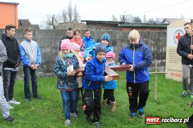 Zdjęcie w galerii na portalu naszraciborz.pl: IV Droga Krzyżowa ulicami Sławikowa wiadomości z regionu