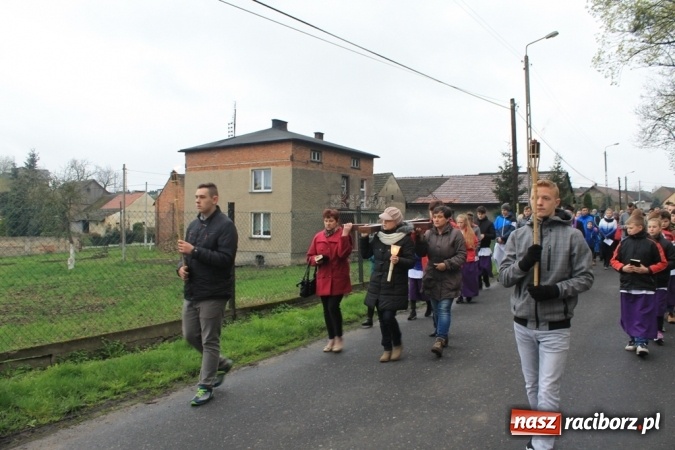 Zdjęcie w galerii na portalu naszraciborz.pl: IV Droga Krzyżowa ulicami Sławikowa wiadomości z regionu