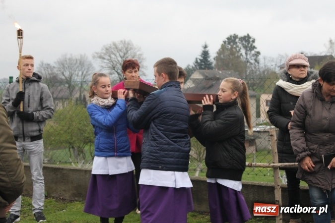 Zdjęcie w galerii na portalu naszraciborz.pl: IV Droga Krzyżowa ulicami Sławikowa wiadomości z regionu