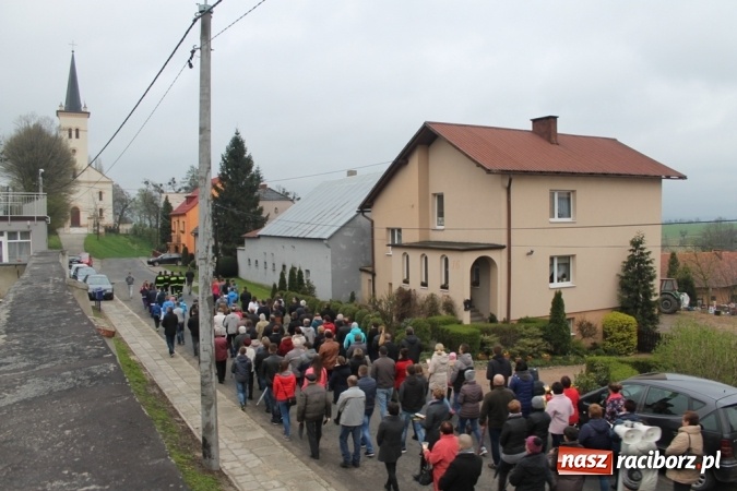 Zdjęcie w galerii na portalu naszraciborz.pl: IV Droga Krzyżowa ulicami Sławikowa wiadomości z regionu