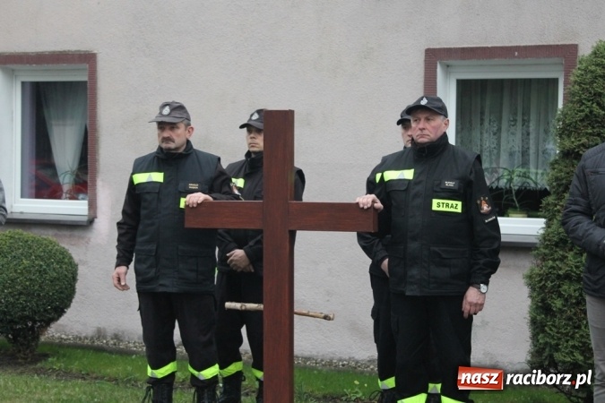 Zdjęcie w galerii na portalu naszraciborz.pl: IV Droga Krzyżowa ulicami Sławikowa wiadomości z regionu