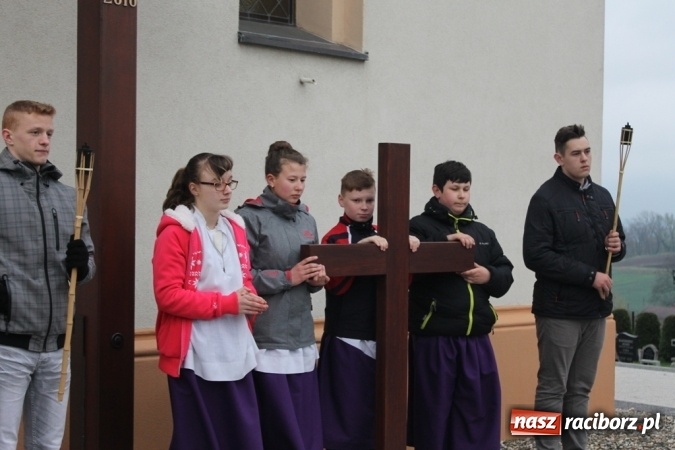 Zdjęcie w galerii na portalu naszraciborz.pl: IV Droga Krzyżowa ulicami Sławikowa wiadomości z regionu