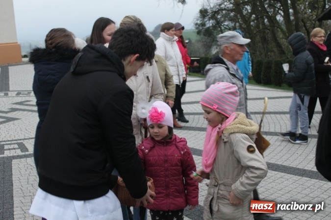 Zdjęcie w galerii na portalu naszraciborz.pl: IV Droga Krzyżowa ulicami Sławikowa wiadomości z regionu