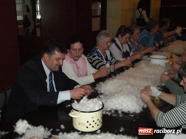 Zdjęcie w galerii na portalu naszraciborz.pl: Dużo pierza i śląskie śpiewanie wiadomości z regionu