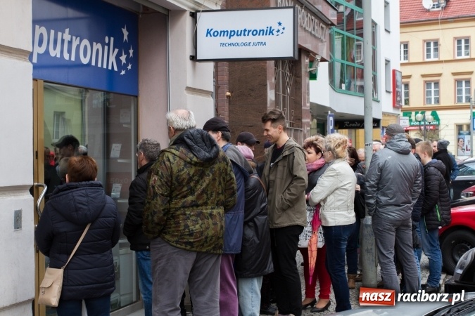 Zdjęcie w galerii na portalu naszraciborz.pl: Wielkie otwarcie salonu KOMPUTRONIK w Raciborzu przy Bankowej wiadomości z regionu