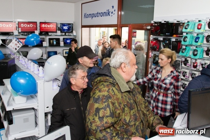 Zdjęcie w galerii na portalu naszraciborz.pl: Wielkie otwarcie salonu KOMPUTRONIK w Raciborzu przy Bankowej wiadomości z regionu