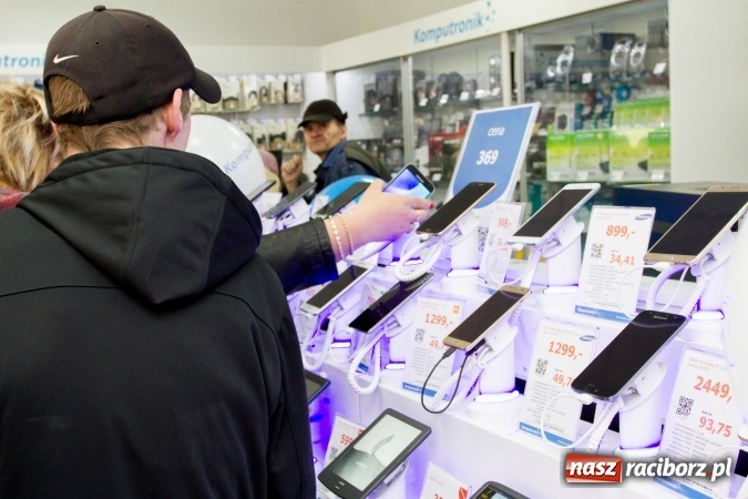 Zdjęcie w galerii na portalu naszraciborz.pl: Wielkie otwarcie salonu KOMPUTRONIK w Raciborzu przy Bankowej wiadomości z regionu