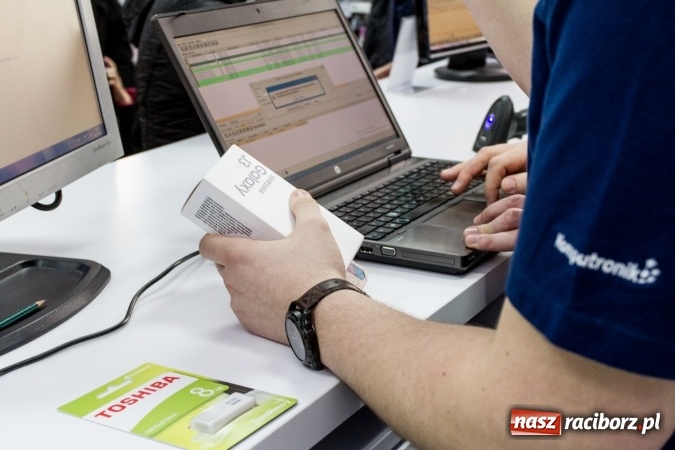 Zdjęcie w galerii na portalu naszraciborz.pl: Wielkie otwarcie salonu KOMPUTRONIK w Raciborzu przy Bankowej wiadomości z regionu