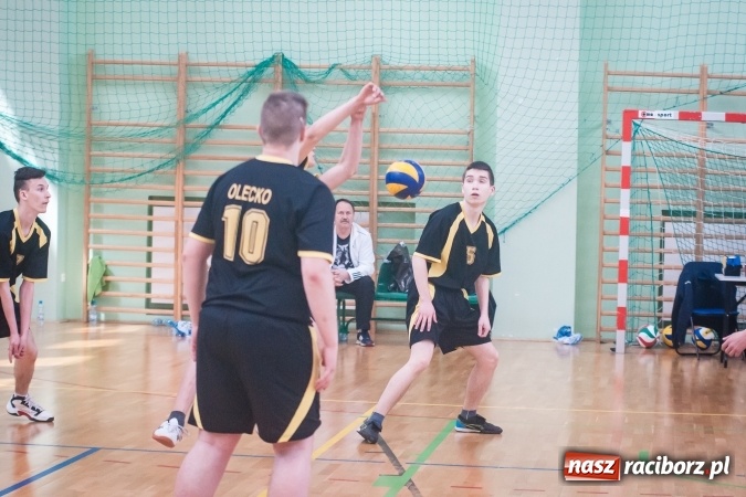 Zdjęcie w galerii na portalu naszraciborz.pl: Trwają zmagania w Mistrzostwach Polski Niesłyszących w Piłce Siatkowej Mężczyzn do lat 22 wiadomości z regionu