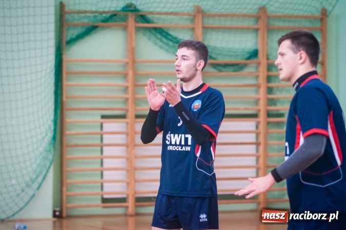 Zdjęcie w galerii na portalu naszraciborz.pl: Trwają zmagania w Mistrzostwach Polski Niesłyszących w Piłce Siatkowej Mężczyzn do lat 22 wiadomości z regionu