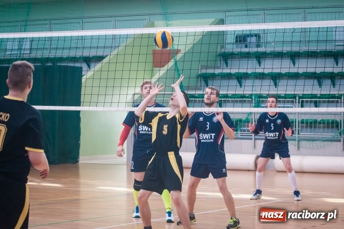 Zdjęcie w galerii na portalu naszraciborz.pl: Trwają zmagania w Mistrzostwach Polski Niesłyszących w Piłce Siatkowej Mężczyzn do lat 22 wiadomości z regionu