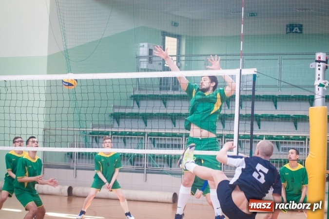Zdjęcie w galerii na portalu naszraciborz.pl: Trwają zmagania w Mistrzostwach Polski Niesłyszących w Piłce Siatkowej Mężczyzn do lat 22 wiadomości z regionu