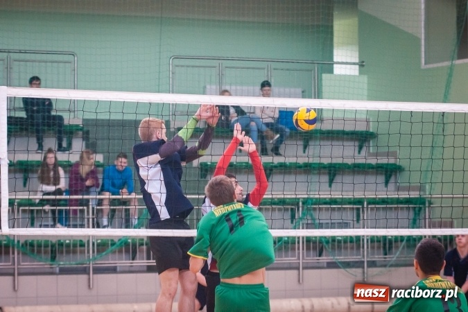 Zdjęcie w galerii na portalu naszraciborz.pl: Trwają zmagania w Mistrzostwach Polski Niesłyszących w Piłce Siatkowej Mężczyzn do lat 22 wiadomości z regionu