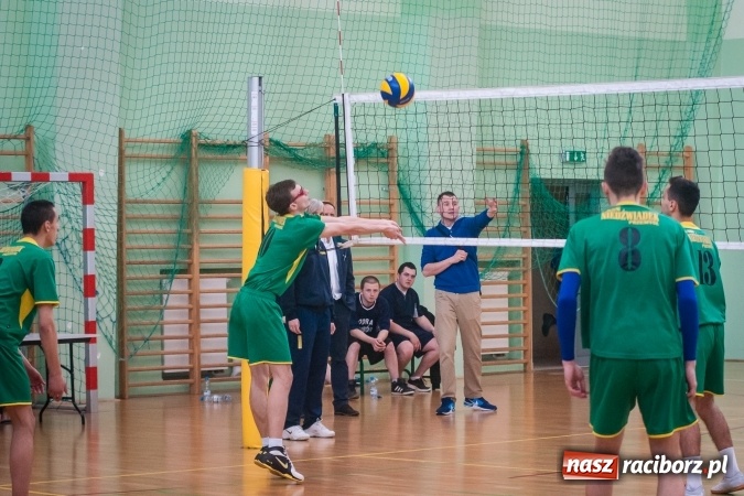 Zdjęcie w galerii na portalu naszraciborz.pl: Trwają zmagania w Mistrzostwach Polski Niesłyszących w Piłce Siatkowej Mężczyzn do lat 22 wiadomości z regionu