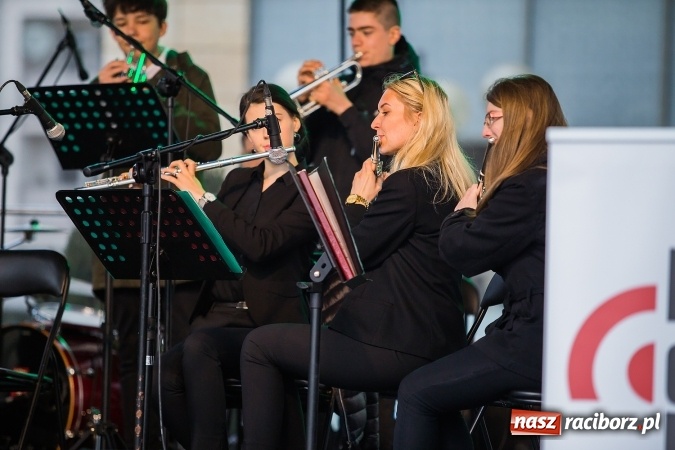 Zdjęcie w galerii na portalu naszraciborz.pl: Występy artystyczne podczas jarmarku wielkanocnego wiadomości z regionu