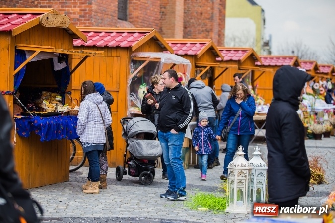 Zdjęcie w galerii na portalu naszraciborz.pl: Występy artystyczne podczas jarmarku wielkanocnego wiadomości z regionu