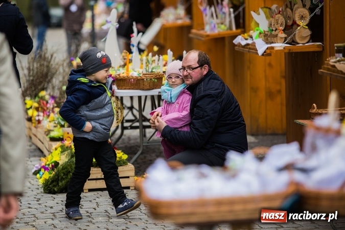 Zdjęcie w galerii na portalu naszraciborz.pl: Występy artystyczne podczas jarmarku wielkanocnego wiadomości z regionu