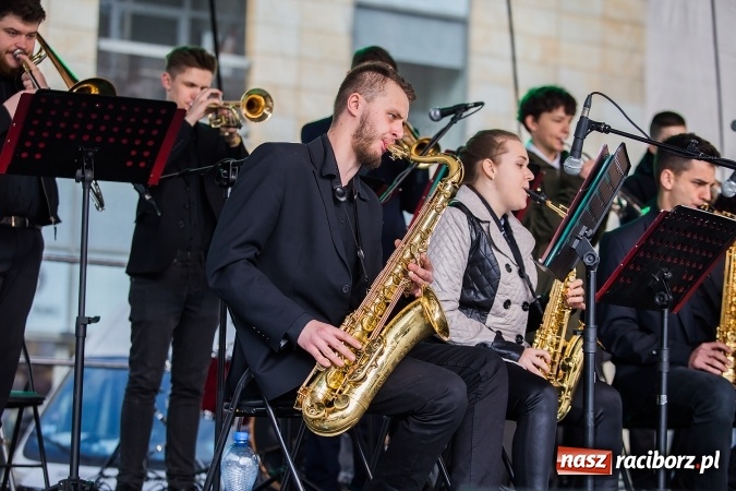 Zdjęcie w galerii na portalu naszraciborz.pl: Występy artystyczne podczas jarmarku wielkanocnego wiadomości z regionu