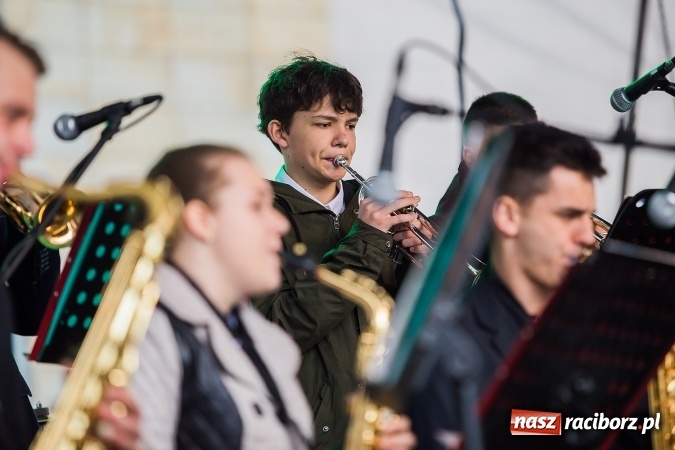 Zdjęcie w galerii na portalu naszraciborz.pl: Występy artystyczne podczas jarmarku wielkanocnego wiadomości z regionu