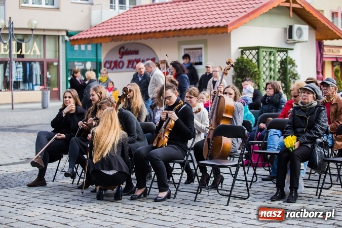 Zdjęcie w galerii na portalu naszraciborz.pl: Występy artystyczne podczas jarmarku wielkanocnego wiadomości z regionu