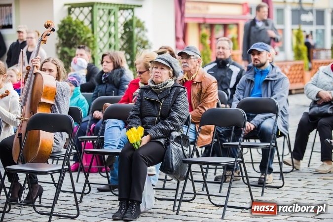 Zdjęcie w galerii na portalu naszraciborz.pl: Występy artystyczne podczas jarmarku wielkanocnego wiadomości z regionu