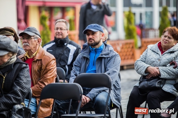Zdjęcie w galerii na portalu naszraciborz.pl: Występy artystyczne podczas jarmarku wielkanocnego wiadomości z regionu