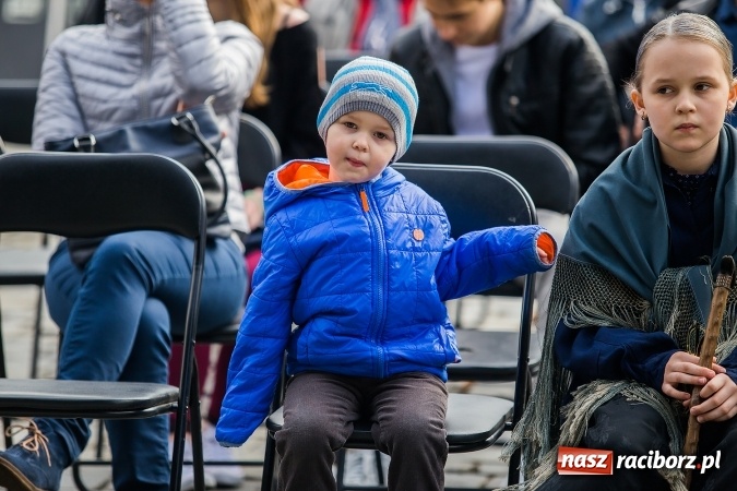 Zdjęcie w galerii na portalu naszraciborz.pl: Występy artystyczne podczas jarmarku wielkanocnego wiadomości z regionu