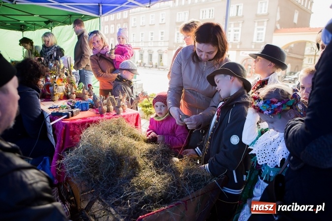 Zdjęcie w galerii na portalu naszraciborz.pl: Występy artystyczne podczas jarmarku wielkanocnego wiadomości z regionu
