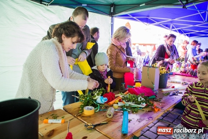 Zdjęcie w galerii na portalu naszraciborz.pl: Występy artystyczne podczas jarmarku wielkanocnego wiadomości z regionu