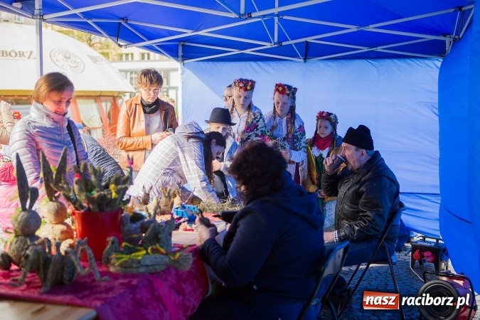 Zdjęcie w galerii na portalu naszraciborz.pl: Występy artystyczne podczas jarmarku wielkanocnego wiadomości z regionu