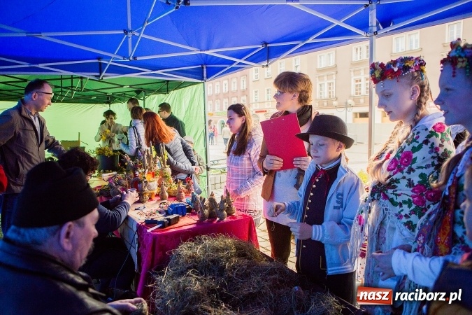 Zdjęcie w galerii na portalu naszraciborz.pl: Występy artystyczne podczas jarmarku wielkanocnego wiadomości z regionu