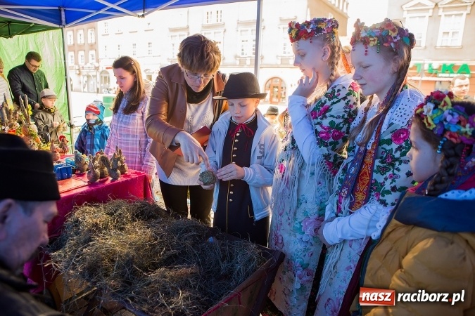 Zdjęcie w galerii na portalu naszraciborz.pl: Występy artystyczne podczas jarmarku wielkanocnego wiadomości z regionu