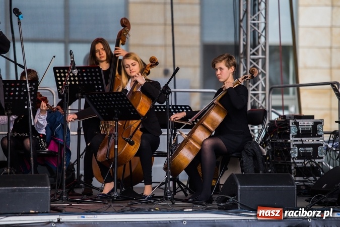 Zdjęcie w galerii na portalu naszraciborz.pl: Występy artystyczne podczas jarmarku wielkanocnego wiadomości z regionu