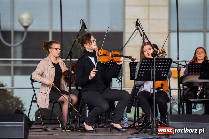 Zdjęcie w galerii na portalu naszraciborz.pl: Występy artystyczne podczas jarmarku wielkanocnego wiadomości z regionu
