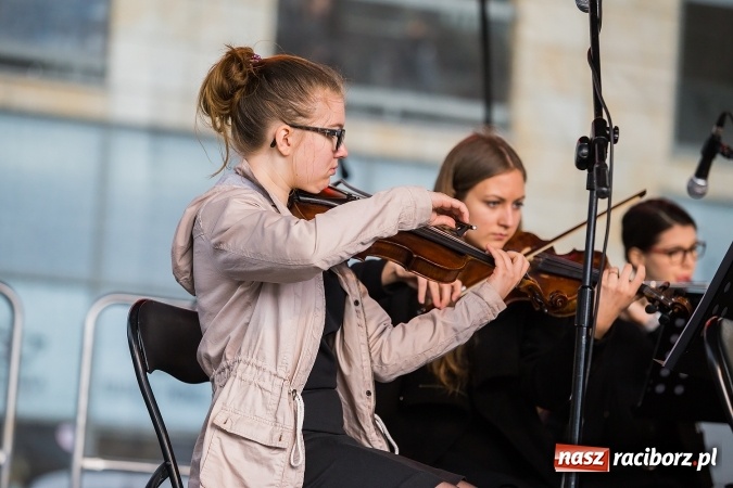 Zdjęcie w galerii na portalu naszraciborz.pl: Występy artystyczne podczas jarmarku wielkanocnego wiadomości z regionu