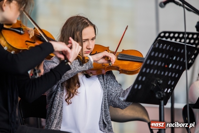 Zdjęcie w galerii na portalu naszraciborz.pl: Występy artystyczne podczas jarmarku wielkanocnego wiadomości z regionu