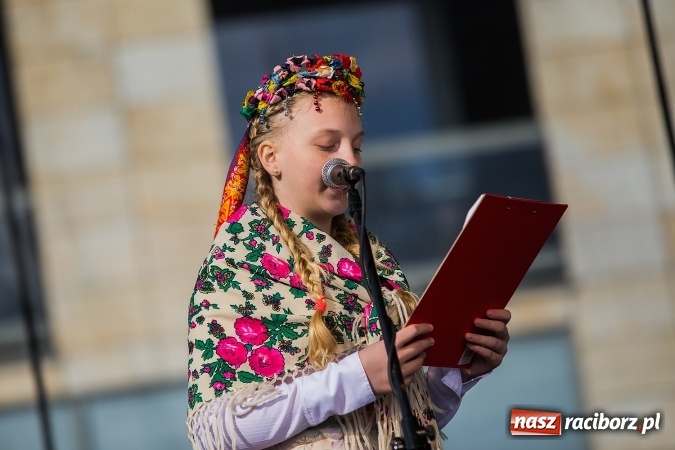 Zdjęcie w galerii na portalu naszraciborz.pl: Występy artystyczne podczas jarmarku wielkanocnego wiadomości z regionu