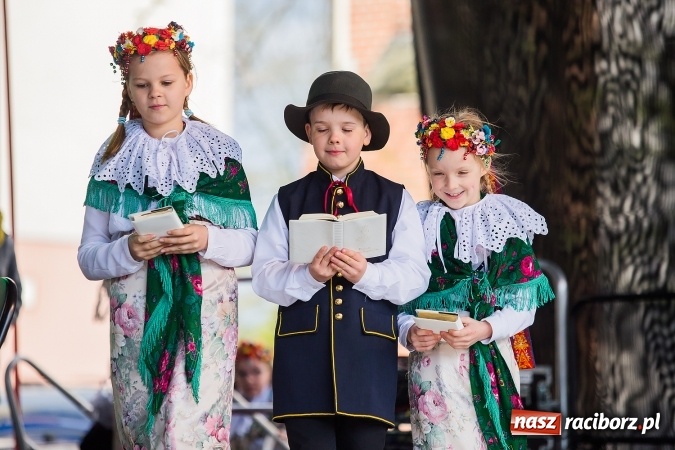 Zdjęcie w galerii na portalu naszraciborz.pl: Występy artystyczne podczas jarmarku wielkanocnego wiadomości z regionu