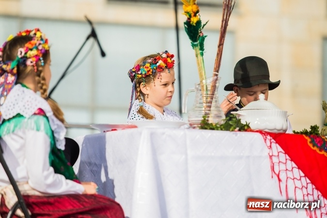 Zdjęcie w galerii na portalu naszraciborz.pl: Występy artystyczne podczas jarmarku wielkanocnego wiadomości z regionu