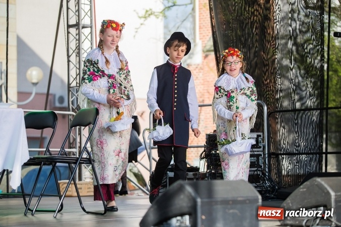 Zdjęcie w galerii na portalu naszraciborz.pl: Występy artystyczne podczas jarmarku wielkanocnego wiadomości z regionu