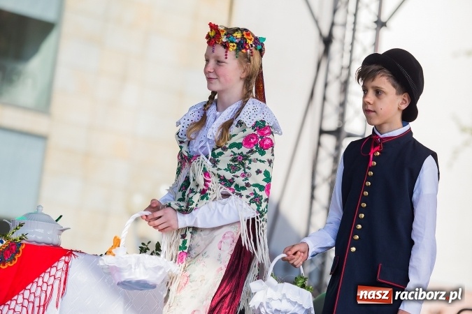 Zdjęcie w galerii na portalu naszraciborz.pl: Występy artystyczne podczas jarmarku wielkanocnego wiadomości z regionu