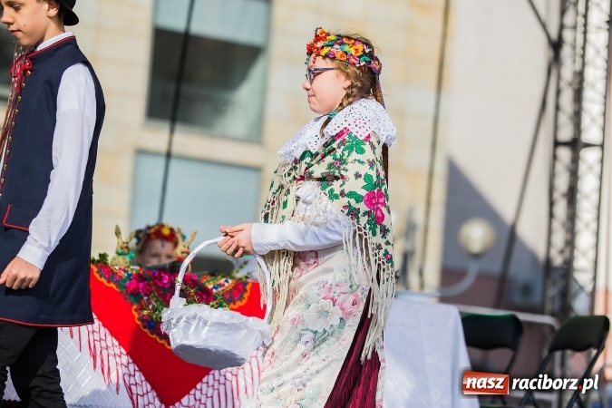 Zdjęcie w galerii na portalu naszraciborz.pl: Występy artystyczne podczas jarmarku wielkanocnego wiadomości z regionu