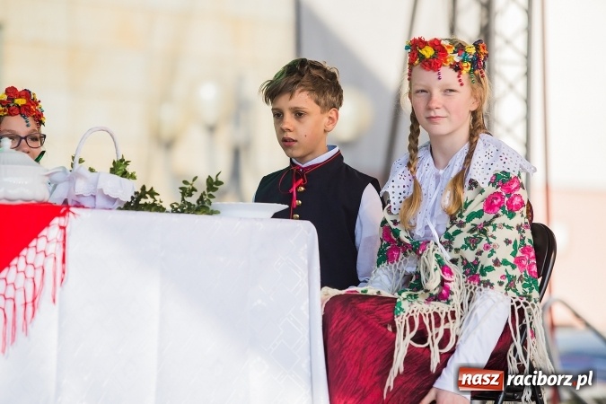 Zdjęcie w galerii na portalu naszraciborz.pl: Występy artystyczne podczas jarmarku wielkanocnego wiadomości z regionu