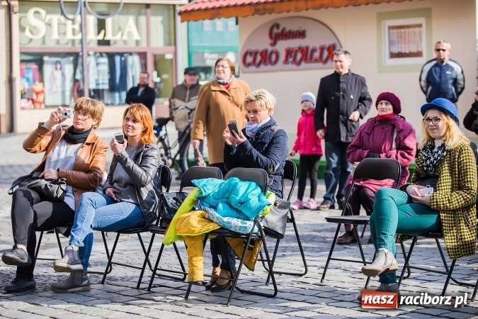 Zdjęcie w galerii na portalu naszraciborz.pl: Występy artystyczne podczas jarmarku wielkanocnego wiadomości z regionu