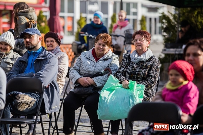 Zdjęcie w galerii na portalu naszraciborz.pl: Występy artystyczne podczas jarmarku wielkanocnego wiadomości z regionu