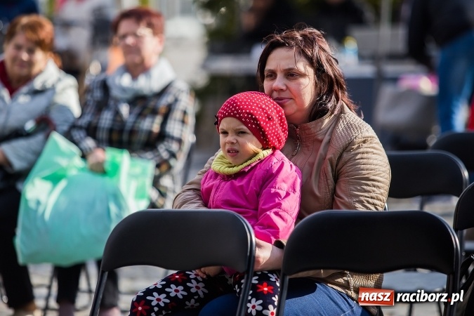 Zdjęcie w galerii na portalu naszraciborz.pl: Występy artystyczne podczas jarmarku wielkanocnego wiadomości z regionu