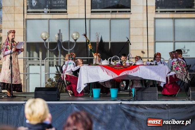 Zdjęcie w galerii na portalu naszraciborz.pl: Występy artystyczne podczas jarmarku wielkanocnego wiadomości z regionu