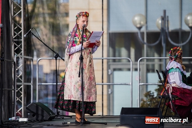 Zdjęcie w galerii na portalu naszraciborz.pl: Występy artystyczne podczas jarmarku wielkanocnego wiadomości z regionu